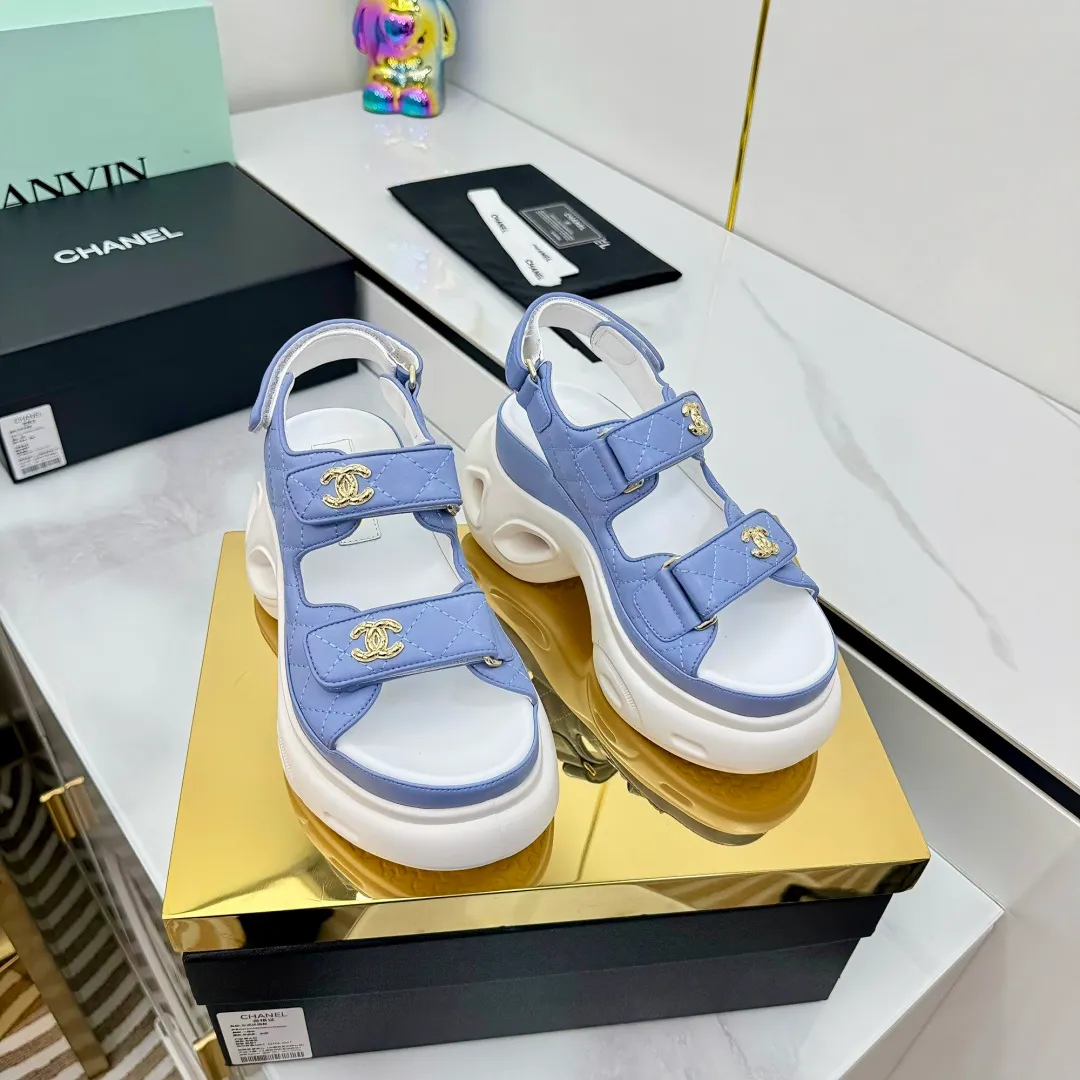 👟👟Ex-factory price 680👟👟 Top version... Chanel｜Chanel Xiaoxiang Velcro Beach Slippers Slippers Casual Beach Shoes 25ss Spring and Summer New Style! Beach shoes are a hit all over the internet! The latest model from the counter, I am still willing to buy it on my feet. It must be ranked among the most popular models. It is invincible in all seasons. Various bloggers and Internet celebrities can see the matching styles. Highly recommended. Pearlescent sheepskin upper, sheepskin lining, suede for feet. Original open-molded TPU outsole size: 35-40 (customized for 40 and 41). Full set of original packaging 👉 👉 👉 👉 👉